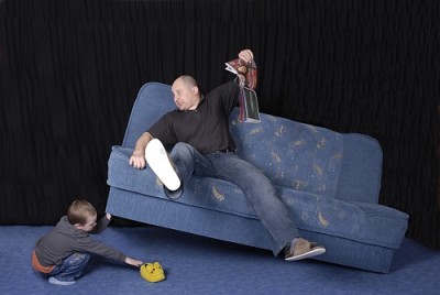 Obě do kupy, zrušena židle, opona elektronicky roztažena.