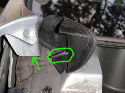 small2.jpg (90.96 KiB) Zobrazeno 3704 x Háček gumy patří pod blatník.