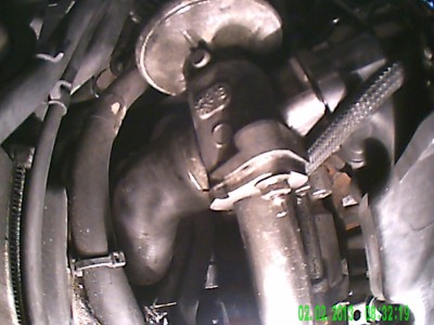 PICT0166.JPG (42.29 KiB) Zobrazeno 4604 x upevnění pod EGR, černá hadice s objímkou, vpravo trubka zpětného sání z výfuku (zaslepeno)