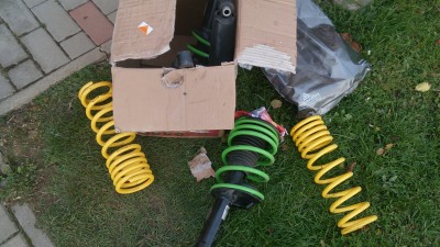 To je ten podvozek.Poznate z neho zda opravdu ty zadni pruziny nepasujou nebo pasujou?Zatim je to tu 50/50