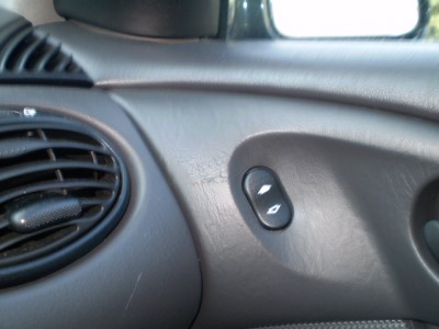 P6100542.JPG (157.2 KiB) Zobrazeno 1169 x Zpuchřelý plast u dvěří spolujezdce