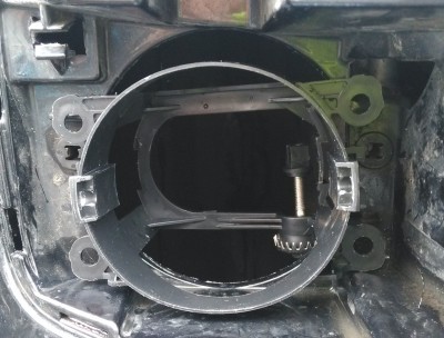 ten drzak proste nesedi na díry