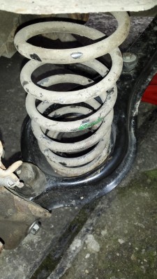 Uložení pružiny, bylo mi řečeno, že dole guma být nemá