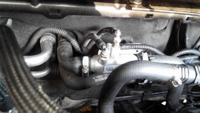 Samotné teleso som premiestnil do hadice ktorá privádza vodu k radiátoru /pôvodne som to zapojil zle na výstup/ a preto som musel spájať rozrezanú hadicu plastovým medzikusom.