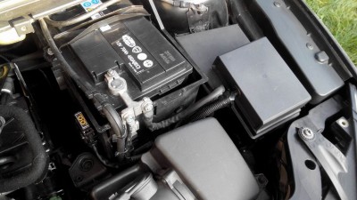 Krabička s krytom, ktorú ešte chcem utesniť proti vlhkosti. Vľavo na držiaku batérie je pripevnená 50A poistka