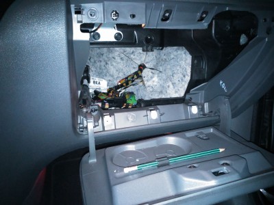 Sundany kastlik a za nim kabelovo pruchodka do motorokoveho prostoru.