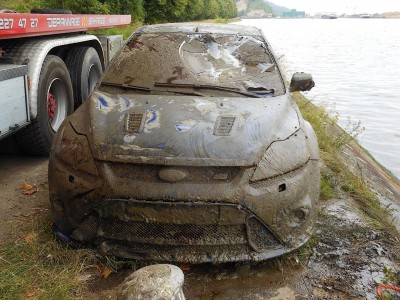 Ford-Focus-RS-into-lake-3.jpg
