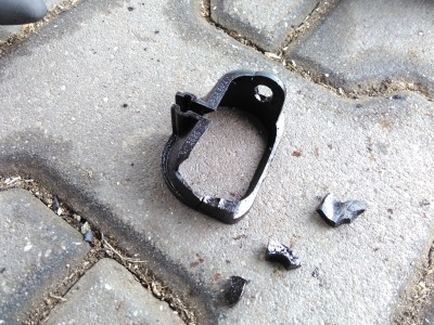 Rozpraskané pouzdro klapek