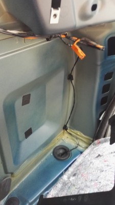 kabel pod tapacom A.jpg