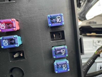 Pojistky motor spodní.jpg