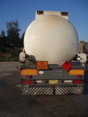 P9280051.JPG (39.46 KiB) Zobrazeno 1243 x cisterna plná benzínu stála 1m za hořícímí autobusy, včas se ji podařilo odvést, ale trochu ohořela