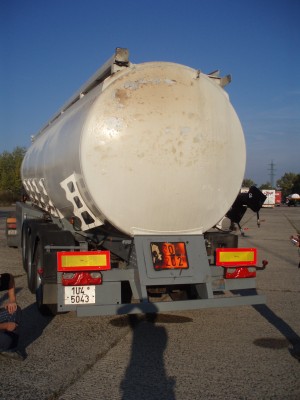 P9280049.JPG (40.26 KiB) Zobrazeno 1255 x cisterna s naftou stála vedle cisterny s benzínem