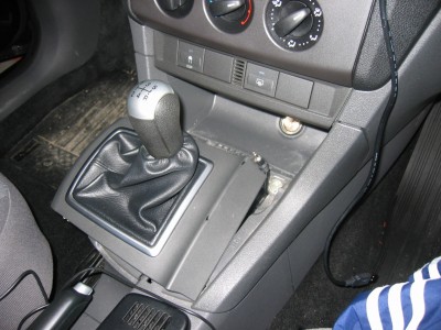 Vytažení kabelu u řadící páky