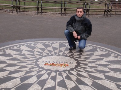 Lennonoc pamatnik v central parku,kde ho len o par metrov dalej zabili