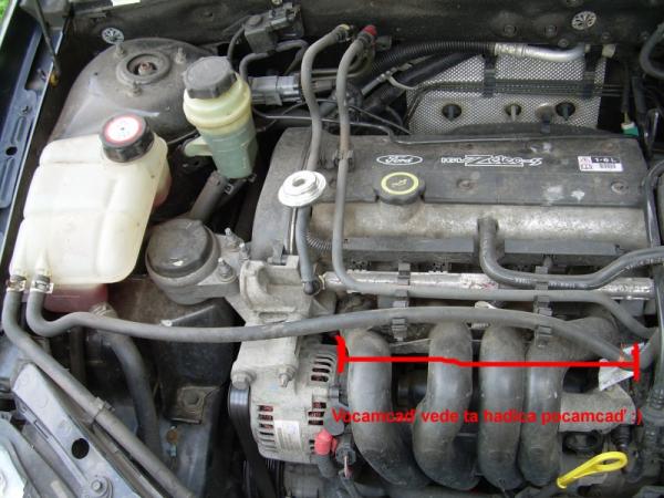 Tady někde ta hadice je, z jiného uhlu jde vidět líp, ale nemám aktualní fotku.