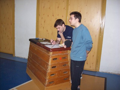 Mira provádí kontrolu výsledků,compressor jako dohled