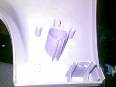 Tady plast s detailem uchycení ventilátoru