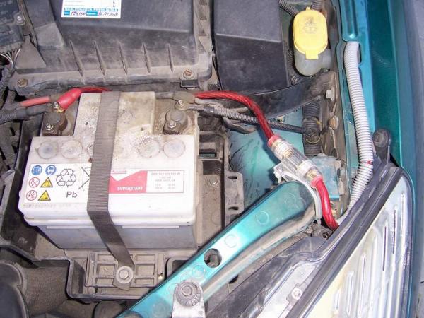 od baterky cez poistku pod blatnik