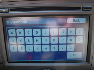 otevře se seznam s písmenky, po ťuknutí na písmenko, třeba &quot;K&quot;, se na displeji Densa objeví všechna jména v telefonu začínající na K.