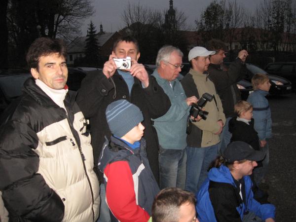 Skubi střílí, pelen nabíjí, Mattys zaměřuje.jpg