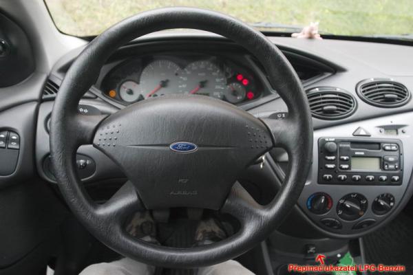 Umisteni prepinace/ukazatele LPG-Benzin. Ve FEDOR AUTO mi mechanik sam navrhl nekolik moznosti, nicmene umisteni prepinace jsem si mohl zvolit i sam. Nakonec jsem zvolil umisteni dolu na predni panel mezi drzaky kelimku. Na prepinac je krasne videt a prit