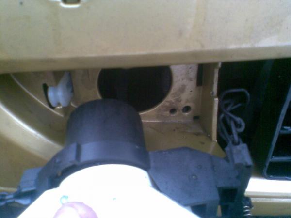 takhle vypada prichyceni u spolujezdce - jde podle me na spatnou stranu a nemam to kde chytit (kam zahaknout hacek)