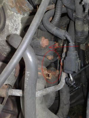pravá strana bloku motoru když otevřu kapotu..