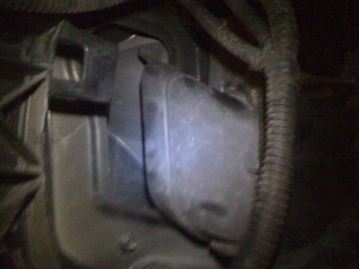 Tu je vidno hornu cast plastovej skrinky ktora usti ako vyduch do dalsieho otvoru. Preco netusim.