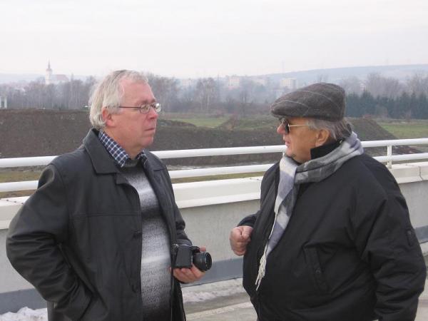 pelen a Martin41 zachyceni v rozvážné diskuzi ... samozřejmě o Fordech :-)