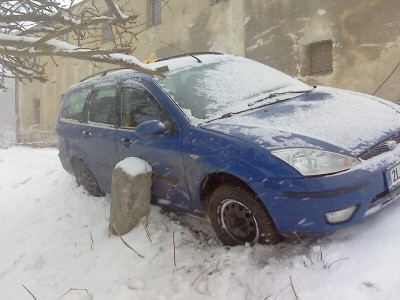 ale tenhle debilní kamenej sloupek si vyžádal svý....zvlášt při vytahování...