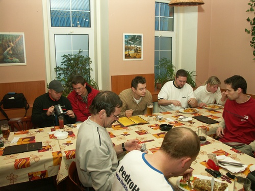 Krivku prohlizi pro zmenu skorpion a Dany se divi nejakemu dotazu.