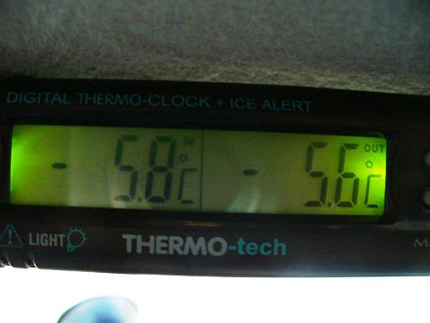 Teplota před výjezdem,auto stojí před barákem.