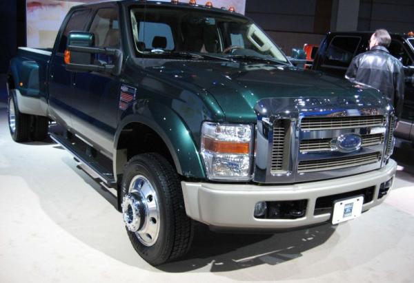 2napravový ford f-350 s pražskou značkou