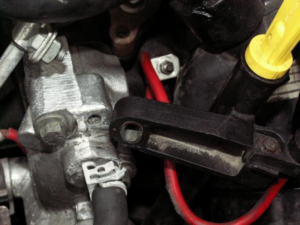 odmontovaný držiak mierky oleja