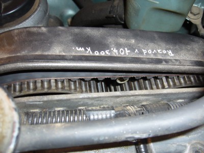 řemen je na těch ozubenejch kolech posunutej asi  6mm od kraju