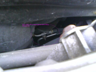 Detail trubiek- náustkov pre hadičky merania tlaku pred a za DPF (myslené v smere prúdenia výfukových plynov) tie hadičky vedú k diferenciálnemu snímaču tlakov plynov za prevádzky motora.