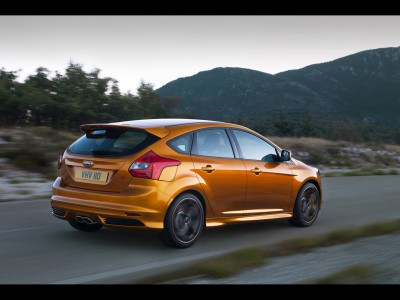 2012-Ford-Focus-ST-Rear-And-Side-Speed-1280x960.jpg