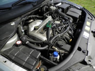 P4290038.JPG (34.94 KiB) Zobrazeno 3185 x pohled na motor ty zelený jsou vstřikovače z modrou zátkou je flaschlube