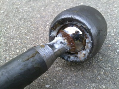Stará tyčka řízení - původ vrzání! Na krajích jsou sice ještě vidět zbytky maziva, ale zevnitř vylézá rezavá kaše.
