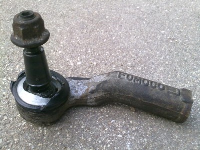 10062011387.jpg (64.65 KiB) Zobrazeno 2867 x Čep řízení, který byl dle mého názoru v pořádku. Bez vůle, s velkým množstvím maziva, manžeta nepoškozená. Na fotografii po destruktivním odstranění gumové manžety.