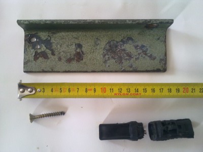 Foto249.jpg (33.85 KiB) Zobrazeno 1505 x Použil jsem velkej vrut. Železo se tam krásně vešlo.