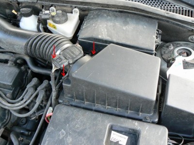 1)povolíš dva šrouby na vrchní části airboxu a ještě tu sponu a pak celou váhu vzduchu kývavým pohybem vytáhneš z krytu airboxu