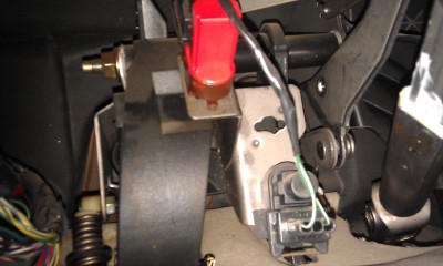 na pedáloch káble naviac nie sú a spínače chýbajú.....