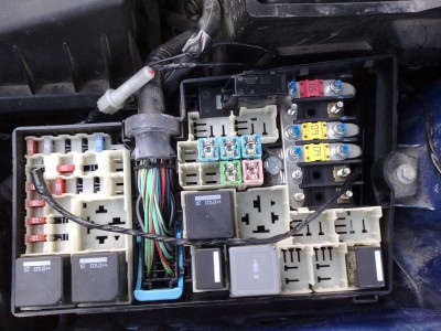 +12V kabel na rele port 30 som pretiahol zospodu poistkovej skrinky. Je tam uz spraveny otvor.